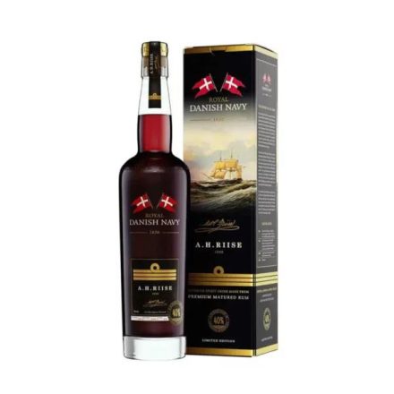 Fedezd fel a(z) A.H.Riise Royal Danish Navy Rum 0,7 Pdd terméket a webáruházunkban! Kiváló választás a baráti összejövetelekhez.